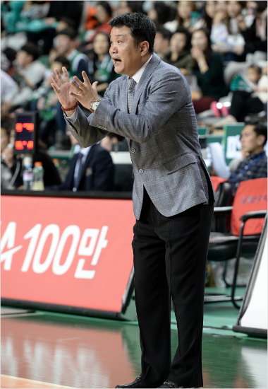 '깨어나라전랜!'전자랜드유도훈감독이14일동부와원정에서선수들을독려하는모습.(자료사진=KBL)