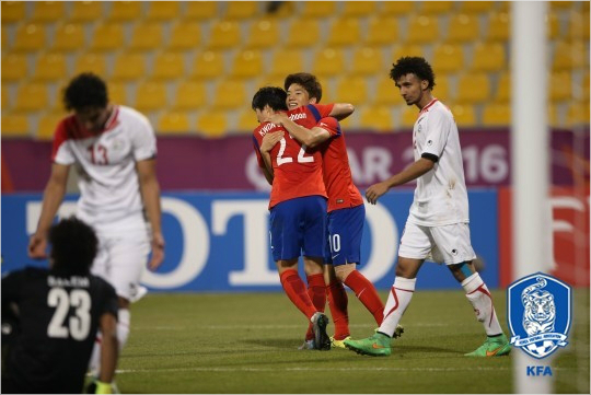 왼쪽무릎부상을딛고예멘전에선발출전한권창훈(등번호22번)은전반에만세차례슈팅으로해트트릭을기록한데이어후반에는류승우의골까지만들며3골1도움의맹활약을선보였다.(자료사진=대한축구협회)