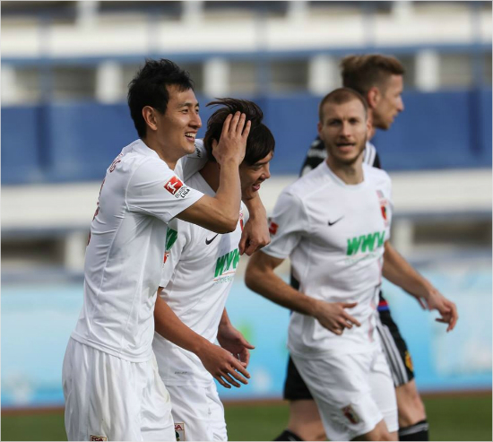 독일분데스리가아우크스부르크에서활약하는홍정호와지동원은나란히FC바젤과평가전에출전했다.홍정호는이경기에서전반7분프리킥상황에서헤딩결승골을뽑았다.(자료사진=아우크스부르크공식페이스북갈무리)