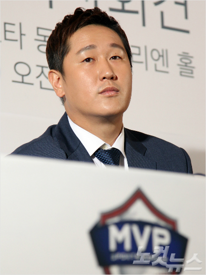 '메이저리그진출결정,30일까지?'지난해까지2년동안뛰었던일본소프트뱅크에서30일까지거취를알려달라는통보를받은이대호.(자료사진=황진환기자)