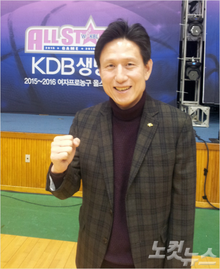 '저돌아옵니다'서동철국민은행감독이17일여자프로농구올스타전에서후반기복귀를다짐하며밝게웃고있다.(당진=임종률기자)