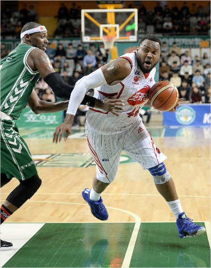 '벤슨뚫는존슨'오리온은16일동부를제압하면서올해3승1패를달리며지난달4승7패의부진을회복하고있다.사진은16일경기에서제스퍼존슨(오른쪽)이로드벤슨의수비를돌파하는모습.(자료사진=KBL)