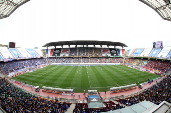 경기도수원월드컵경기장관리재단과광고권갈등으로홈경기장이전까지검토했던K리그클래식수원은2개월의마라톤협상끝에홈경기시경기장의독점적사용권을보장받았다.(자료사진=수원삼성)