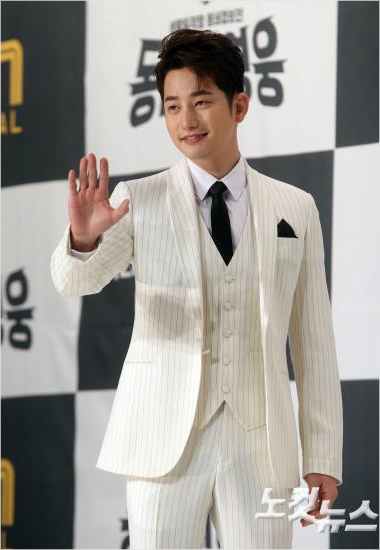 배우박시후가19일오후서울영등포타임스퀘어아모리스홀에서열린OCN드라마'동네의영웅'제작발표회에참석해포즈를취하고있다.사진=황진환기자