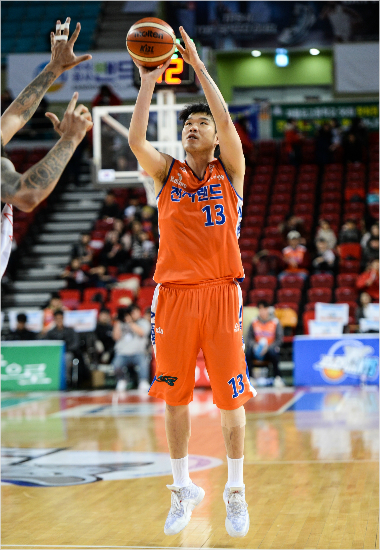 '설마'전자랜드센터주태수가19일케이티와홈경기에서3점슛을쏘고있다.(인천=KBL)