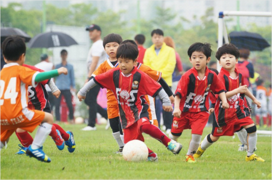 서울은축구와공부를병행하는미래의축구선수를꿈꾸는연고지거주7세부터중학교1학년까지어린학생을대상으로'FutureofFC서울야드프로반'을공개모집한다.(자료사진=FC서울)