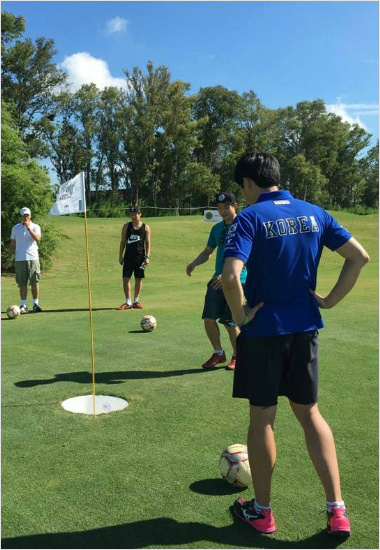 최근아르헨티나에서열린2016국제풋골프협회(FIFG)월드컵에는4명의한국풋골프국가대표가출전했다.사진은경기전퍼트연습을하는한국대표선수들의모습.(자료사진=대한풋골프협회)