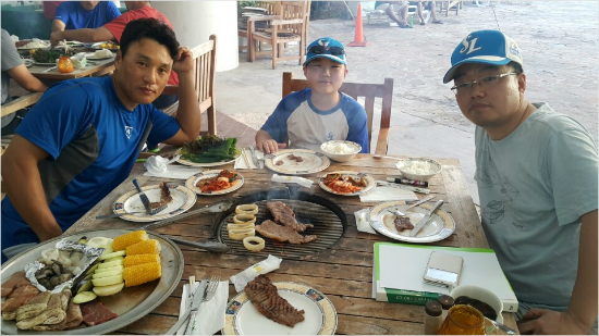 프로야구삼성이다음달일본오키나와전지훈련팬투어참관단을모집한다.사진은지난해괌전훈팬투어당시이승엽(왼쪽)이팬들과함께식사를하는모습.(자료사진=삼성)