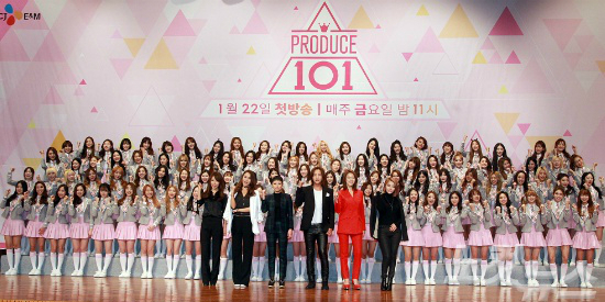 21일여의도63빌딩그랜드볼룸에서열린Mnet제작발표회에각분야의트레이너들과프로듀서로활약하는장근석이100여명의연습생들과포즈를취하고있다.(좌측부터보컬트레이너김성은,안무가배윤정,래퍼치타,배우장근석,댄스여신가희,걸그룹선배제아)(사진=윤창원기자)