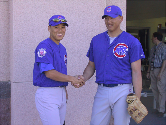 2002년미국애리조나스프링캠프당시삼성이승엽(왼쪽)이메이저리그시카고컵스캠프에참가해최희섭과만나악수하는모습.(자료사진=삼성)