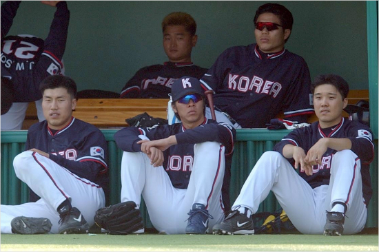 '나라위해서도뛰었는데...'임창용(아래가운데)이2002년부산아시안게임당시장성호(왼쪽),박진만(오른쪽)등대표팀동료들과함께했던모습.(자료사진=KIA)