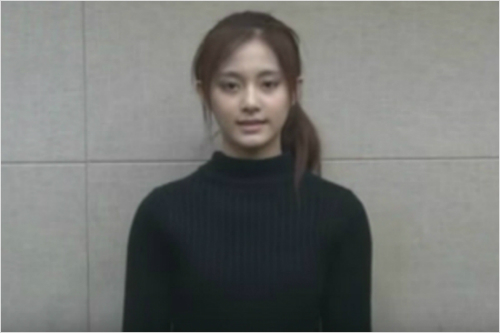 JYP가공식유튜브계정에올린사과동영상의쯔위.(사진=유튜브영상캡처)