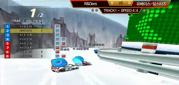 1위로 올라가지 않고 김승태를 앞으로 보낸 뒤 2위로 달리는 유영혁.