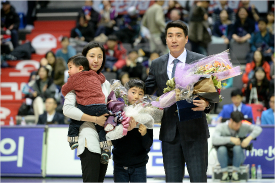 오리온가드임재현(오른쪽)이22일전자랜드와경기하프타임때열린은퇴식에서식구들과함께나선모습.(고양=KBL)