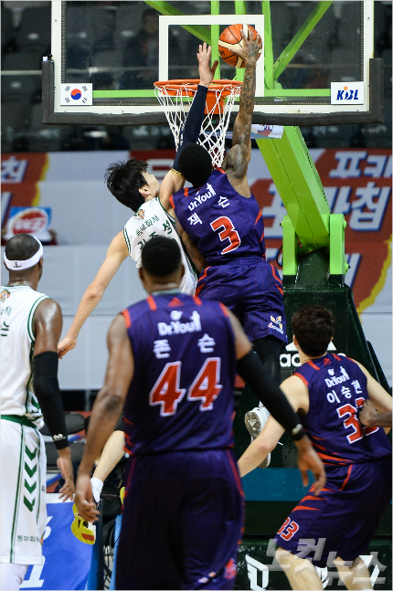 작년12월30일원주동부와의홈경기에서김주성을상대로덩크를시도하는고양오리온의조잭슨(사진제공/KBL)