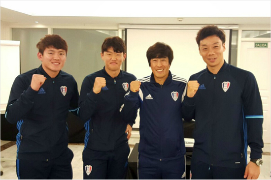 수원의'에이스'염기훈(맨오른쪽0은구단역사상최초로3년연속주장을맡아2016시즌선수단을이끈다.서정원감독은좌우측면수비수홍철과신세계(왼쪽부터)를부주장으로임명했다.(자료사진=수원삼성)