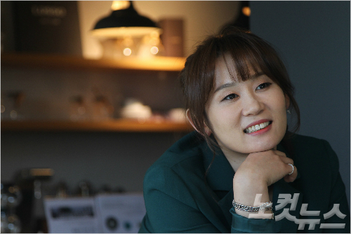 최근종영된tvN드라마‘응답하라1988’에서선우엄마역으로열연을펼친배우김선영이25일오후서울삼청동한카페에서CBS노컷뉴스와인터뷰전포즈를취하고있다.황진환기자