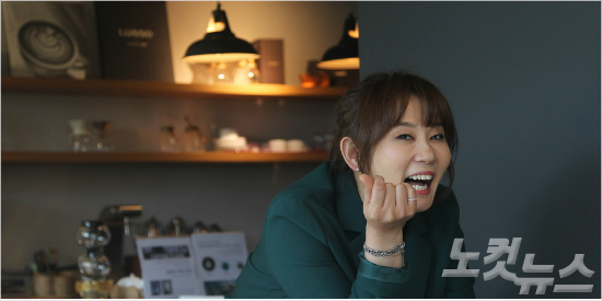 최근종영된tvN드라마‘응답하라1988’에서선우엄마역으로열연을펼친배우김선영이25일오후서울삼청동한카페에서CBS노컷뉴스와인터뷰전포즈를취하고있다.황진환기자