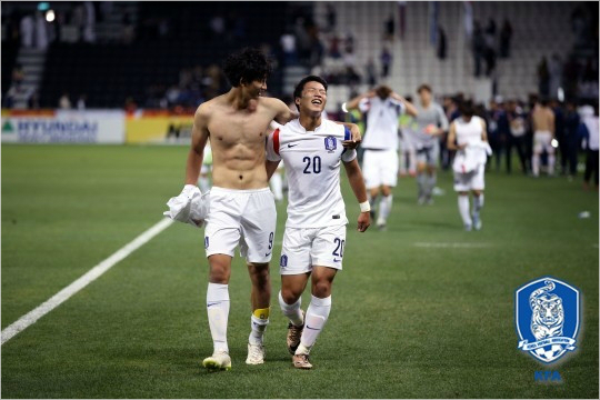 8회연속올림픽진출에기뻐하는한국23세이하올림픽축구대표팀의김현(사진왼쪽)과황희찬(사진제공/대한축구협회)