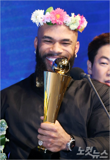 '이트로피는올해도내거?'지난해MVP시상식에서NC에릭테임즈가영예를안은뒤트로피를들고기뻐하는모습.(자료사진=윤성호기자)