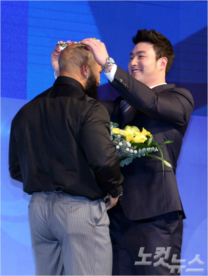 'MVP를물려주마'지난해프로야구MVP시상식에서박병호(오른쪽)가수상자인테임즈에게꽃관을씌워주는모습.(자료사진=윤성호기자)