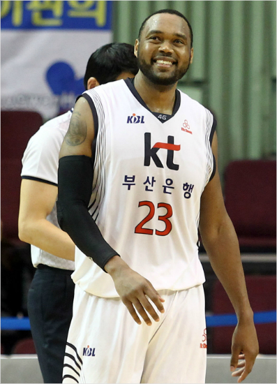 '존슨다시KT로오는거니?'오리온은29일부상재활중인애런헤인즈대신제스퍼존슨으로남은시즌을치를뜻을밝혔다.그러나KT역시대체외인이필요할수있는상황이라존슨을영입하게될가능성을배제할수없다.사진은2012-2013시즌KT에서뛰던존슨의모습.(자료사진=KBL)