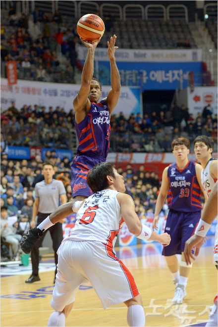모비스양동근을앞에두고중거리슛을던지는오리온조잭슨(사진/KBL)