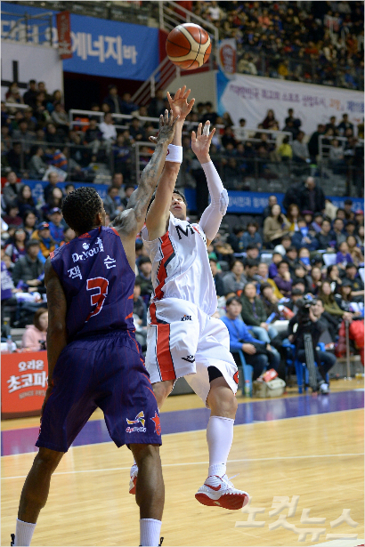 오리온조잭슨앞에서페이더웨이를시도하는모비스양동근(사진/KBL)