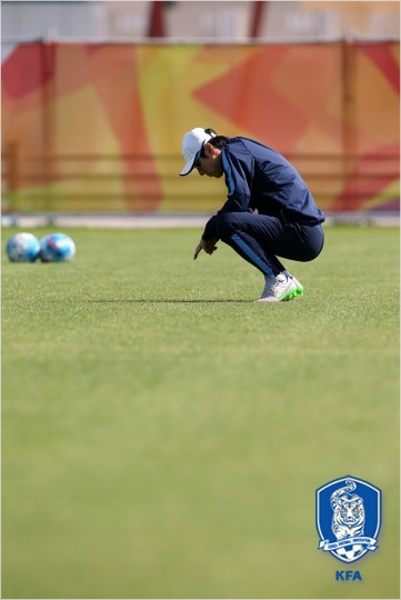 일본과2016아시아축구연맹23세이하챔피언십결승에서급격한수비불안으로후반에만3실점하며아쉬운준우승에그친신태용감독은3명의와일드카드선발고민이더커졌다.(자료사진=대한축구협회)