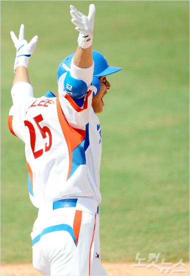 2008년베이징올림픽4강전에서8회극적인결승2점홈런을때려낸이승엽이환호하는모습.(자료사진)