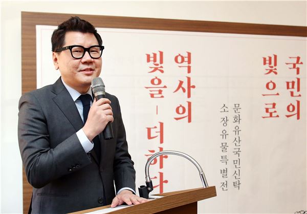 이승현 라이엇게임즈 대표가 문화유산국민신탁 소장유물특별전 오픈 현장에서 후원소감을 밝히고 있다.