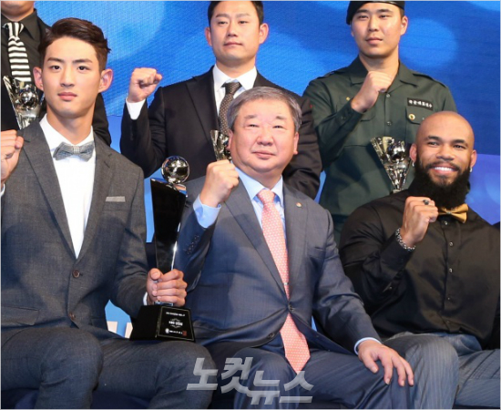'다시한번파이팅하자!'지난해프로야구정규리그시상식에서구본능KBO총재(가운데)가MVP에릭테임즈(오른쪽)와신인왕구자욱등수상자들과함께기념촬영을하는모습.(자료사진=윤성호기자)