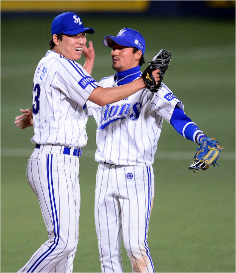 지난해두산과한국시리즈1차전에서역투를펼친삼성차우찬(왼쪽)이유격수김상수와기뻐하는모습.(자료사진=삼성)