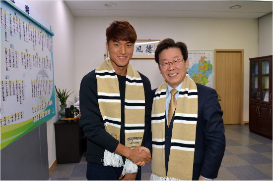 K리그클래식성남FC의이재명구단주(사진오른쪽)와김동준이포즈를취하고있다(사진제공/성남FC)