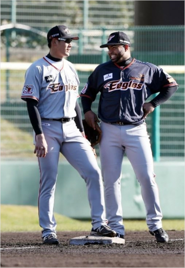 두번째연습경기부터시원한홈런포를쏘아올린윌린로사리오(오른쪽).(사진=한화이글스제공)