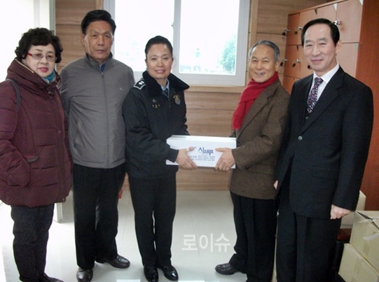 ▲부산교도소직원등이관내어르신에게위문품을전달하고있다.▲모범수용자들이설명절합동차례를지내고있다.(사진제공=부산교도소)