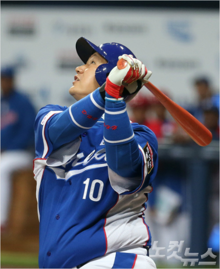 야구국가대항전프리미어12에서한국의4번타자로맹활약한이대호.(자료사진)