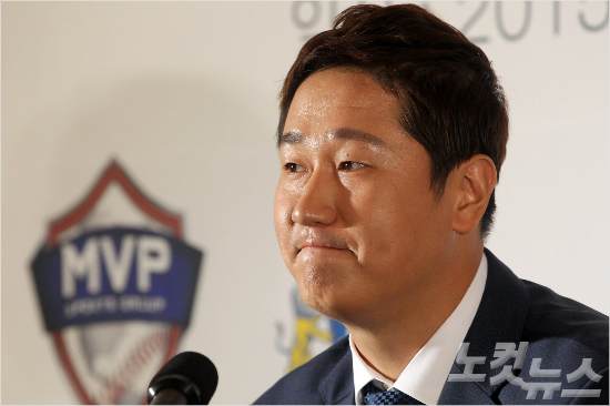 '두고보자,이겨낸다'지난해메이저리그진출선언기자회견때의이대호.(자료사진=황진환기자)