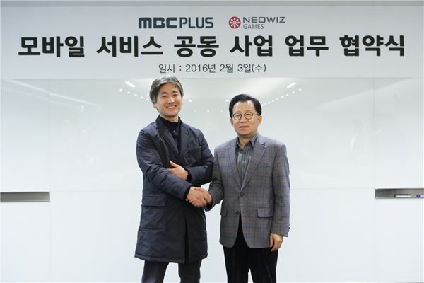 네오위즈게임즈 이기원 대표(왼쪽)와 MBC플러스 한윤희 대표.