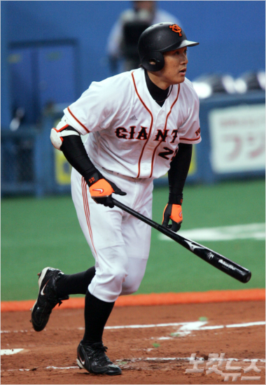 2004년과05년지바롯데시절바비발렌타인감독의플래툰시스템을이겨내고명예회복에성공한이승엽은2006년일본최고명문요미우리로이적해최고타자로우뚝섰다.(자료사진)