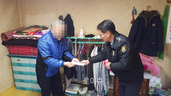 부산교도소직원이자매결연을맺은가구를방문해성금을전달하고있다.(사진제공=부산교도소)