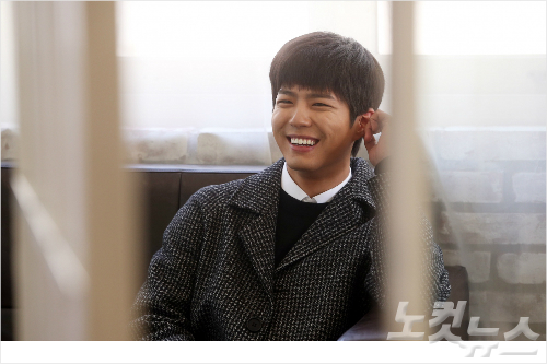 최근종영된tvN드라마'응답하라1988'에서택이역으로열연을펼친배우박보검이4일오전서울팔판동한카페에서CBS노컷뉴스와인터뷰전포즈를취하고있다.사진=황진환기자