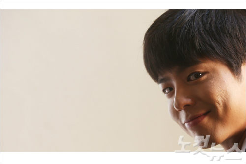 최근종영된tvN드라마'응답하라1988'에서택이역으로열연을펼친배우박보검이4일오전서울팔판동한카페에서CBS노컷뉴스와인터뷰전포즈를취하고있다.사진=황진환기자