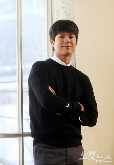 최근종영된tvN드라마'응답하라1988'에서택이역으로열연을펼친배우박보검이4일오전서울팔판동한카페에서CBS노컷뉴스와인터뷰전포즈를취하고있다.사진=황진환기자
