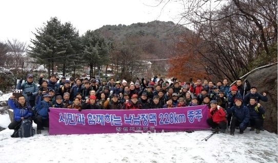 낙남정맥분기봉인지리산영산봉에서파이팅을외치고있다.(사진제공=창원지법)