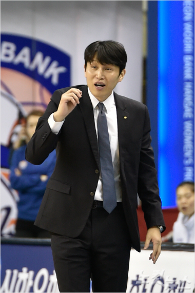 여자프로농구춘천우리은행의위성우감독(사진제공/WKBL)