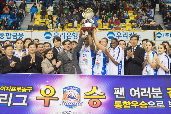 우리은행선수단이7일신한은행과홈경기에서4년연속정규리그우승을확정한뒤기념촬영을하고있다.(춘천=WKBL)