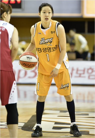 '웃어야산다'국민은행홍아란이11일KDB생명과홈경기에서모처럼활기찬표정으로패스할곳을찾고있다.(청주=WKBL)