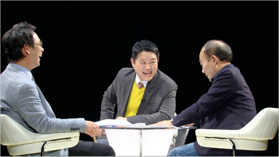 (왼쪽부터)'썰전'에출연한유시민전보건복지부장관과MC김구라그리고전원책변호사.(사진=JTBC제공)