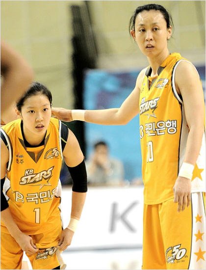 '네방식대로가라'국민은행홍아란(왼쪽)은올시즌다소침체에빠져힘든시기를보냈지만최근베테랑선배변연하의조언속에반등의계기를마련했다.(자료사진=WKBL)